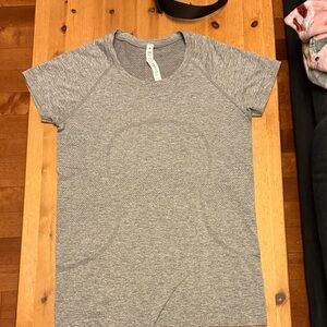 Lululemon aswiftly Texh Short Sleeve Hip Length Short Sleeve Tee (Size 10)